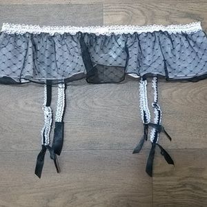 Lacey 4-suspender garter belt NWOT